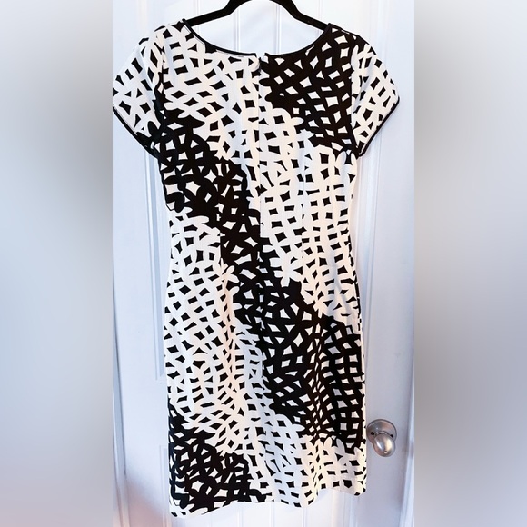 Talbots Womens Sheath Dress Size 4 Rear Zip Cap Sleeve Black White - Picture 2 of 3